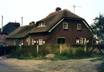 845713 Gezicht op een boerderij te Eembrugge (gemeente Baarn).